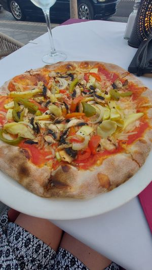 Pizza vegetariana with vegan cheese at Sorrento di Italia in Lanzarote