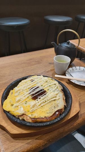 Okonomiyaki with two toppings: potato and egg at Hananoki in Osaka