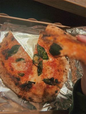 Margherita pizza  at Pizzeria Bar Le Napoli in Kyoto