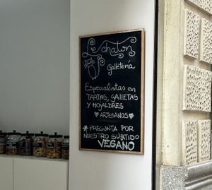 Sign which means „Ask about our range of vegan products"  at Le Chaton in Cartagena
