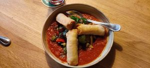 knusprige hausgemachte Polentaröllchen mit Paradeissauce und Grillgemüse at Oberndorfer Wirt in Schmiding