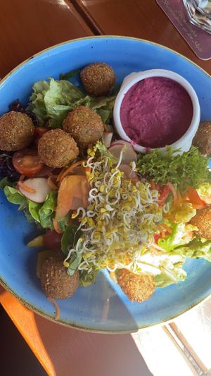 Falafelsalat mit roter Beete hummus   at Skihütte Oberbeuren in Kaufbeuren