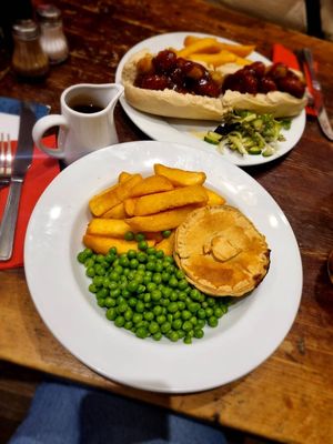 Vegan Mushroom amd ale pie, acompañado también por gravy. at The Lady Luck in Canterbury
