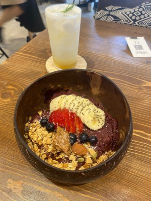 Woodberry Coffee coconut milk drink and acai bowl at Woodberry Coffee - 鎌倉店 in Kamakura