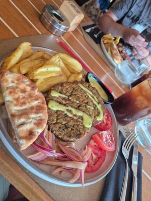 Veganer Avocado Burger at Stone in Athens