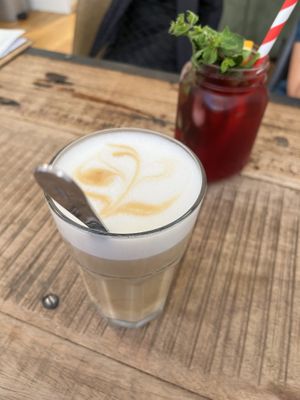 Kaffee mit Hafermilch   at noa.s Café in Kerpen