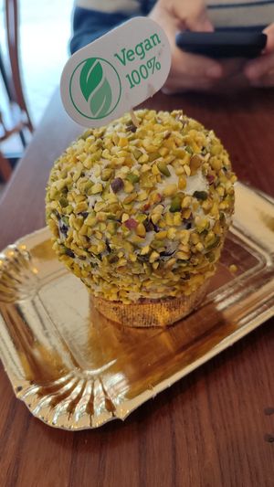 Mini panettone al pistacchio, con cioccolato e ciliegie #Veganuary at Pasticceria Artemisia in Ravenna