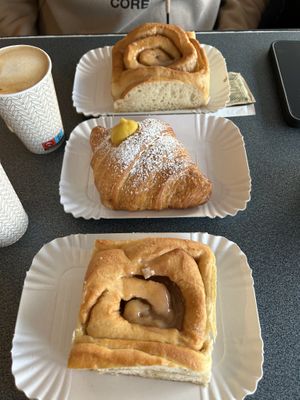 Cinnamon roll glassati con zucchero e cannella e brioche alla crema   at Pasticceria Artemisia in Ravenna