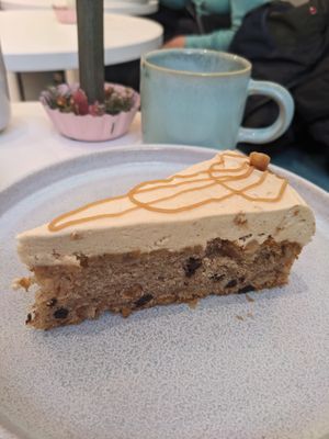 Veganer Erdnuss-Bananen-Kuchen mit Creme  at Patisserie Kastner in Freiburg
