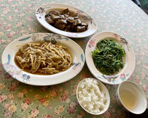 Braised tofu, bamboo shoots and a local vegetable stir fry (which Google translate wrongly called asparagus).  at Bamboo Shoots House - 竹筍之家 in Fenqihu