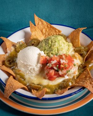 Nachos con guacamole y pico de gallo at La Condesa  in Barcelona
