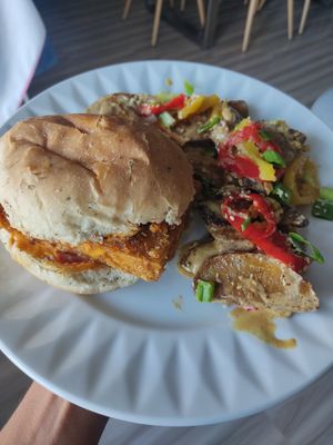 Hambúrguer de tofu empanado com molho Buffalo e batatas ao molho com pimentões. Tudo perfeito!! at Wild Leek in Halifax