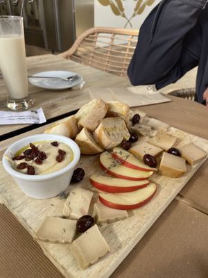 Vegan cheeseplate 8/10⭐️  at Casa Orxata in Valencia