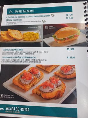 Pão com tofu mexido, sanduíches natural, torradas ao patrimônio de azeitonas pretas #Veganuary at Monkafé Cafeteria in Campinas
