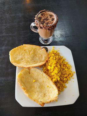 Capuccino com brigadeiro, pão na chapa e tofu mexido. at Monkafé Cafeteria in Campinas