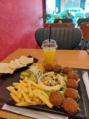 Falafel Plat (40 DHS) & Citronnade (8 DHS) at Chawarma Canaan in Casablanca