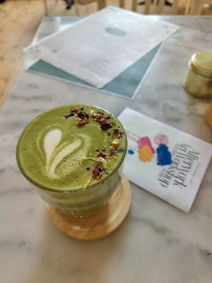 Vanilla Matcha with oat milk at LUUC Café in Mannheim
