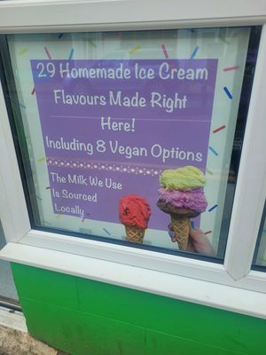 Georgio's Outside: Vegan Sign at Georgio's in Llanberis