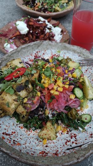 Latin lover bowl + tofu extra, ben sweet potato fries and strawberry & ginger lemonade at Honest Greens - Las Tablas in Madrid