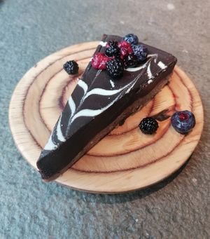 Gâteau chocolat blanc et noir framboise at Honest Greens - Las Tablas in Madrid