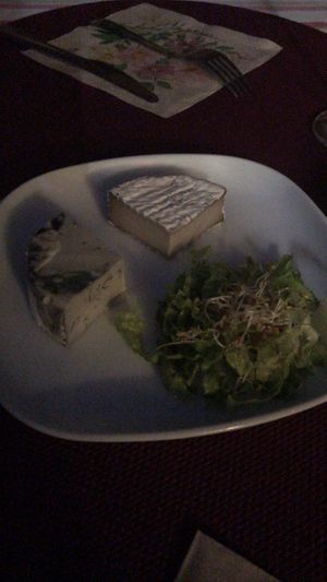 Tabla de queso brie y roquefort   at Eve au Paradis Vegan in Mulhouse