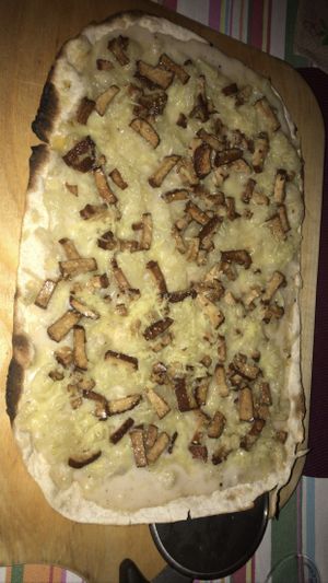 Tarte flambée tradicional (cebolla caramelizada, tofu ahumado y queso)  at Eve au Paradis Vegan in Mulhouse