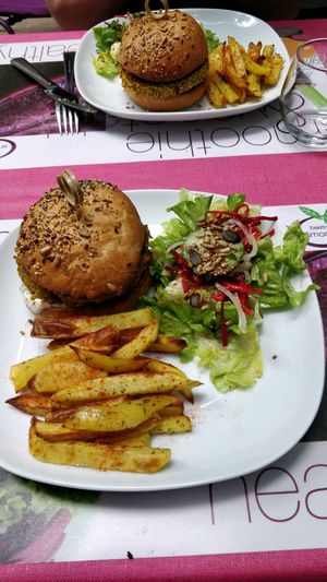 le cheeseburger at Eve au Paradis Vegan in Mulhouse