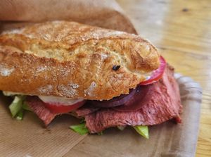 Roastbeef-Sandwich 😋 at Die Vegane Fleischerei - Frauenstraße in Munich