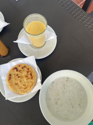 Un caldo de papa que se parece mucho a la changua (deli) y el jugo de durazno espectacular. at Delicias  Naturales in Bucaramanga