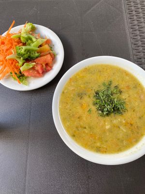 Todo muuuy rico, hasta la ensalada tenía un aderezo delicioso. at Delicias  Naturales in Bucaramanga