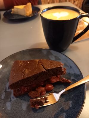 Veganer Schoko-Kirsch-Kuchen at Wombats Café in Giessen