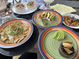 Así lucía la mesa  at Coworkafe & Coworkantina in Rio Dulce