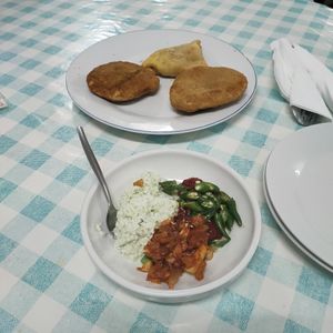 Samosa, Gemüsebrot (2) and dips at Lakshmi in Cologne