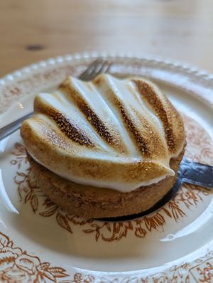 Tartelette crémeux mandarine meringue at Les Belles Âmes Pâtisserie in Lyon