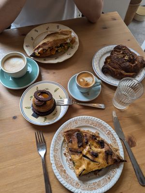 sandwich of the moment, hazelnut croissant, florés pastry & quiche of the moment at Les Belles Âmes Pâtisserie in Lyon