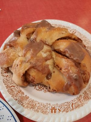 Cinnamon roll at Les Belles Âmes Pâtisserie in Lyon