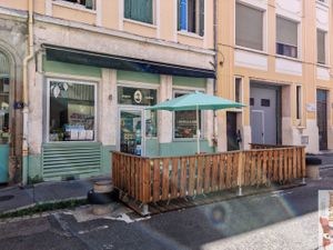 Facade at Les Belles Âmes Pâtisserie in Lyon