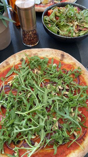 Magherita mit Champignons, Zwiebeln und Rucola + Chiliöl statt Käse  at Edelweiss in Mayrhofen