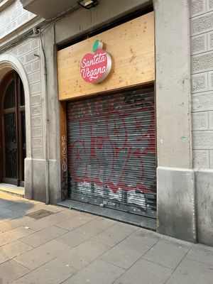 Certainly looks shut. 5.30pm pic   at Santeta Vegana in Barcelona