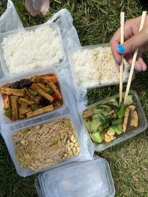 Haudutettua tofua, nuudelit, tofua ja pak choita  at Ben's Way Chinese Restaurant in Helsinki