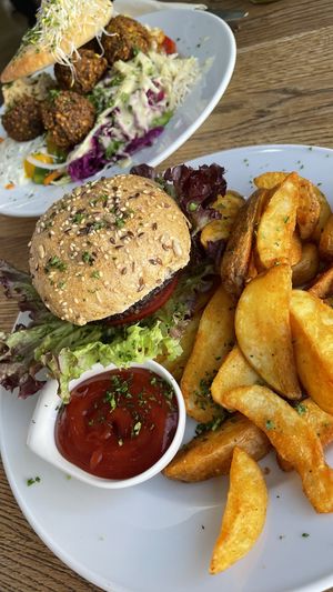 K burger with falafel teller in the background   at Krawummel in Muenster