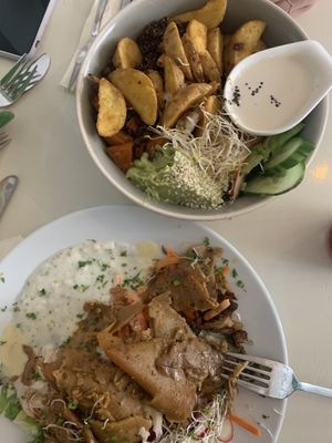 Unten eine Art Dönerteller mit ganz viel leckerem bunten & vielseitigem Salat, Soucream, DönerVleisch und leckerem Fladenbrot! Für meine Freundin gabs eine glutenfreie Bowl.  at Krawummel in Muenster
