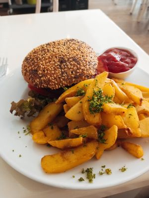 Quinoa burger and fries at Krawummel in Muenster