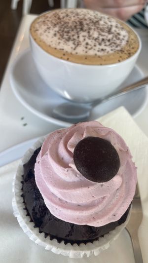 Tiramisu milk coffee and schoko-himbeer cupcake  at Krawummel in Muenster