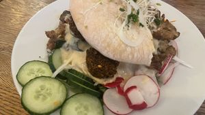 Falafel teller mit salat  at Krawummel in Muenster