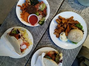 Falafels, California bowl and Beany K with fries at Krawummel in Muenster