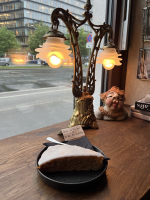 Veganer Karottenkuchen   at Aufzug Café in Vienna