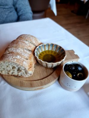 Bread, olive oil, olives at Bistro MaReine in Deinze