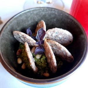 Appetizer - pesto and crackers at Bistro MaReine in Deinze