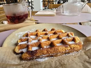 Waffle with tea at Odette in Roeselare